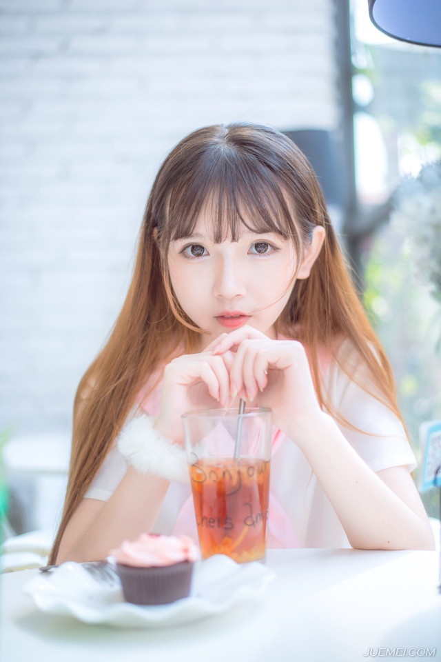 “原来如此。”伏德摇了摇头，苦笑道：“我是谁……我自己都快不记得了，我们这种人，是没有名字，只有代号，我乃夜凰卫，将军也可称我为死间，在来荆州的那一刻，就已经没有准备活着回去。”
