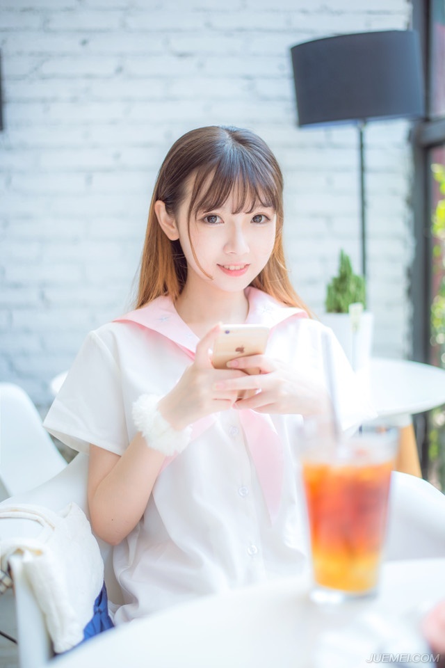 “放……”刘璝扭头，看到孟达拦住自己，就要怒喝，却被孟达一把捂住嘴巴，拉着他迅速离开。